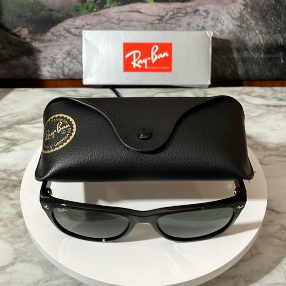 RAY-BAN SUNGLASSES. NEW WITH CASE AND BOX. MADE IN ITALY - Picture 2 of 16